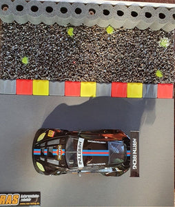 Modellbau Diarama Curbs gelb rot schwarz mit Reifenstapel RAS und NSR Aston Martin Martini #69