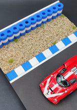 Carregar imagem no visualizador da galeria, Modellbau Reifenstapel weiss blau auf Diorama mit Curbs