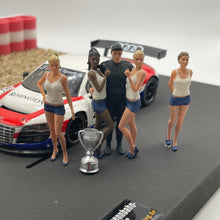 Laden Sie das Bild in den Galerie-Viewer, Modellbau Firguren Grid Girls Fahrer und Pokal