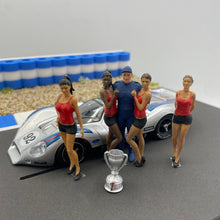 Charger l'image dans la galerie, Diorama Gridgirls Fahrer 1/32 Modellbau RAS Rennbahnzubehör