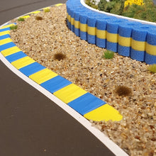 Carregar imagem no visualizador da galeria, Modellbau Curbs blau gelb mit Kiesbett