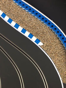 Reifenstapel blau weiss Modellbau mit Kiesbett und Curbs