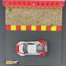 Laden Sie das Bild in den Galerie-Viewer, Diorama Modellbau Reifenstapel mit Schotterbett und Curbs als Rennbahnzubehör und Modellbau für viele Rennbahnen und ALternative zu Carrera 21130