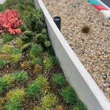 Laden Sie das Bild in den Galerie-Viewer, Boxenmauer mit Vegetation