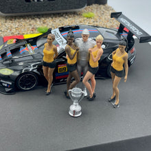 Cargar imagen en el visor de la galería, Figuras de modelismo 1/32 pintadas a mano 1 piloto con 3 chicas de parrilla y copa para pistas de carreras