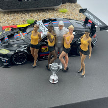 Laden Sie das Bild in den Galerie-Viewer, Modellbau Figuren 1/32 unbemalt 1 Fahrer mit 4 Grid Girls für Rennbahnen