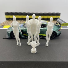 Carica l&#39;immagine nel visualizzatore di Gallery, Figure di modellismo 1/32 dipinte a mano 1 pilota con 4 ragazze di griglia bianco-blu per piste da corsa