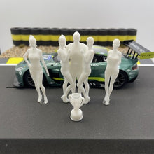 Laden Sie das Bild in den Galerie-Viewer, Modellbau Figuren 1/32 unbemalt 1 Fahrer mit 4 Grid Girls für Rennbahnen