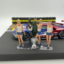 Cargar imagen en el visor de la galería, Figuras de modelismo 1/32 pintadas a mano 1 piloto con 3 chicas de parrilla y copa para pistas de carreras