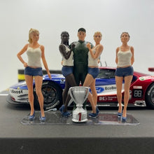 Laden Sie das Bild in den Galerie-Viewer, Modellbau Figuren 1/24 handbemalt 1 Fahrer mit 4 Grid Girls weiss-blau für Rennbahnen