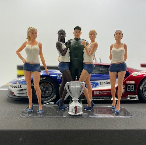 Modelo de figuras de 1/32 pintadas à mão 1 piloto com 4 raparigas da grelha branca-azul para pistas de corrida