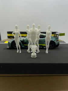 Figure di modellismo 1/32 dipinte a mano 1 pilota con 4 ragazze di griglia bianco-blu per piste da corsa