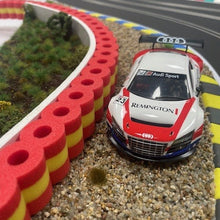 Laden Sie das Bild in den Galerie-Viewer, Audi R8 im Kiesbett mit Reifenstapel rot gelb