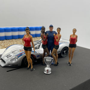 Modelo de figuras de 1/32 pintadas à mão 1 piloto com 4 raparigas da grelha branca-azul para pistas de corrida