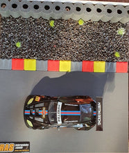 Load image into Gallery viewer, Modellbau Diarama Curbs gelb rot schwarz mit Reifenstapel RAS und NSR Aston Martin Martini #69