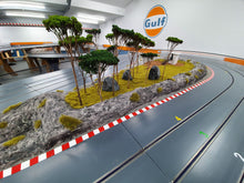 Cargar imagen en el visor de la galería, Modellbau Holzbahn mit Curbs rot weiss und Naturbäumen